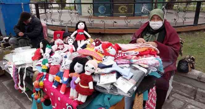 El emeği ürünler ile hem torununu okutuyor hem hasta eşine bakıyor