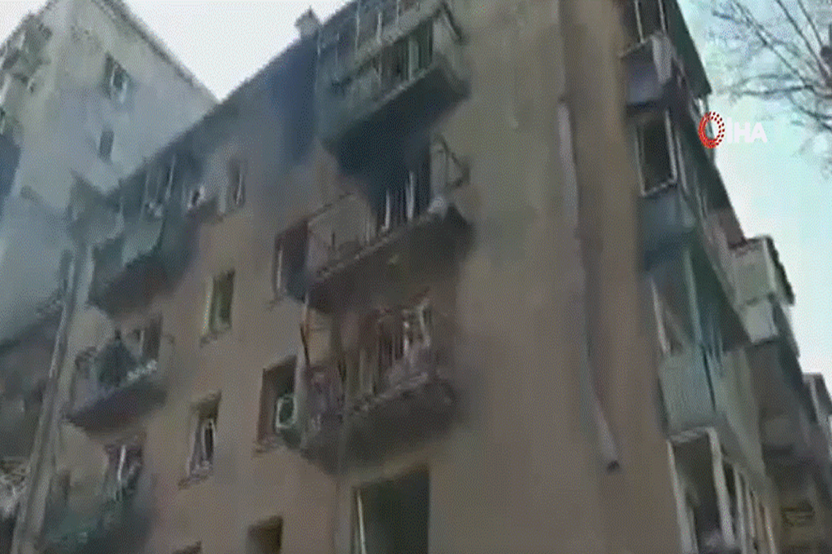 Kiev’de Ukrayna tarafından imha edilen Rus roketi, binaların üzerine düştü