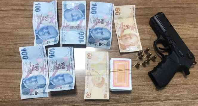 Kıraathaneyi kumarhaneye çeviren şahıslar masa başında yakalandı
