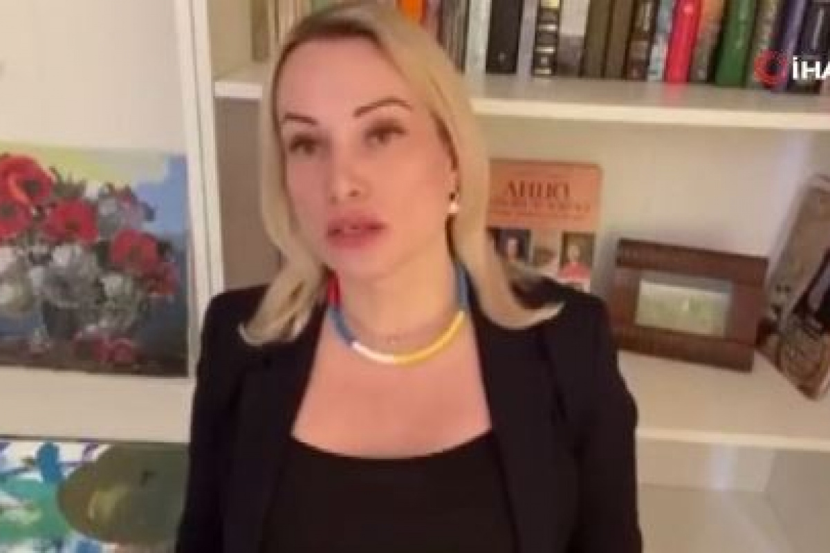 Rus televizyonunda savaş karşıtı pankart açan editör gözaltına alındı
