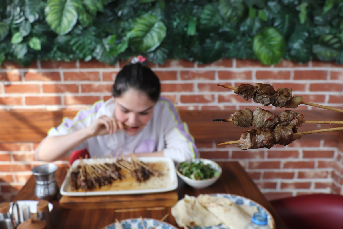 37 dakikada 255 adet çöp şiş yiyerek hem rekor kırdı hem de 26 bin TL'lik ödülün sahibi oldu