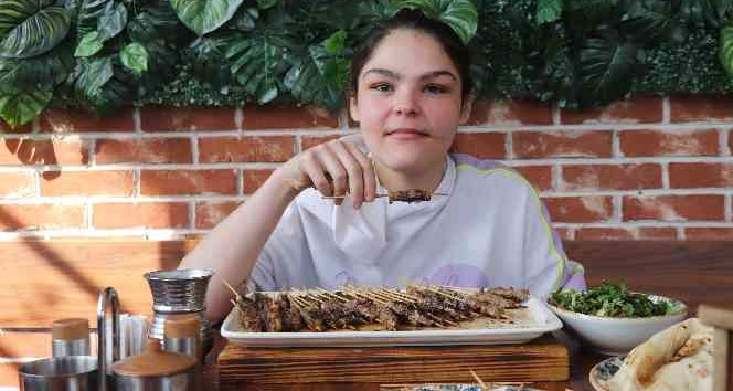 37 dakikada 255 adet çöp şiş yiyerek hem rekor kırdı hem de 26 bin TL’lik ödülün sahibi oldu