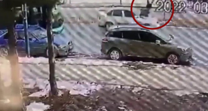 Saldırgan köpekten kaçan çocuğa otomobil çarptı