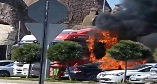 Osmaniye’de park halindeki otomobil alev alev yandı