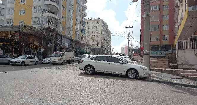 Mardin’de güneşli havada kar yağdı