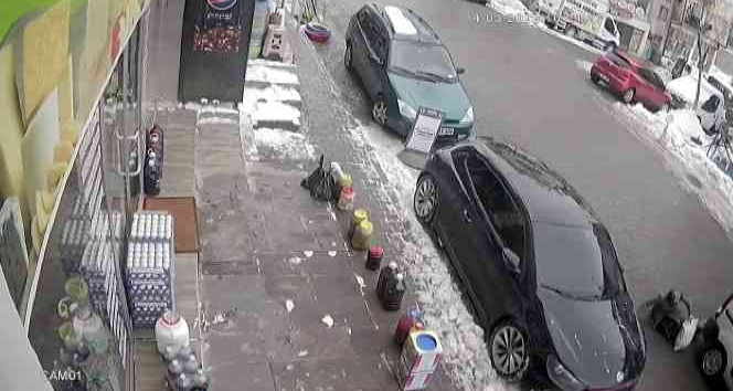 Otomobilin çarptığı kadın metrelerce savruldu