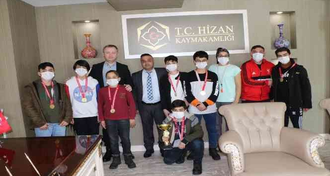 Minik pehlivanlardan Kaymakam Yelek’e ziyaret