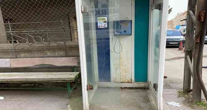 Tarih olan telefon kulübeleri cadde ve sokaklarda hala yer alıyor