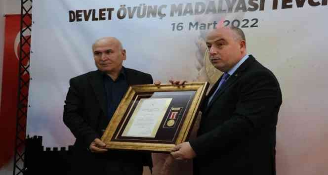 Şehit yakınlarına ve gazilere devlet övünç madalyası verildi