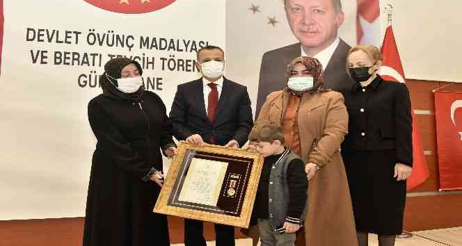Gümüşhane’de şehit ailesine Devlet Övünç Madalyası tevcih töreninde gözyaşları sel oldu