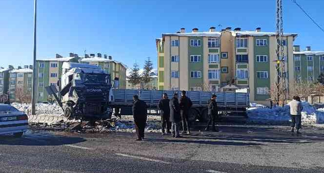 Tatvan’da tırlar çarpıştı: 1 yaralı