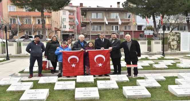 Şehitlikte taşları kardan temizleyen çocuklar: “Şehitlerimizin ismi hep okunsun, silinmesin istedik”