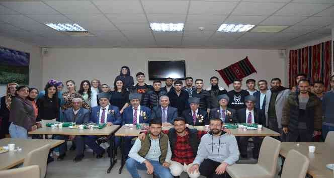Kıbrıs gazileri üniversite öğrencileriyle anılarını paylaştı