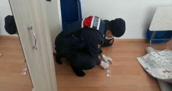 Jandarmanın operasyonunda halının altından uyuşturucu çıktı