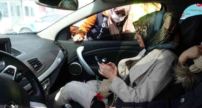 Yozgat’ta, polis ekipleri kadın yolculara karanfil dağıtıp, KADES’i anlattı