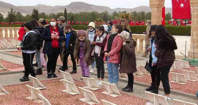 Mardin’de 60 öğrenci şehitliği ziyaret edip dua okudu