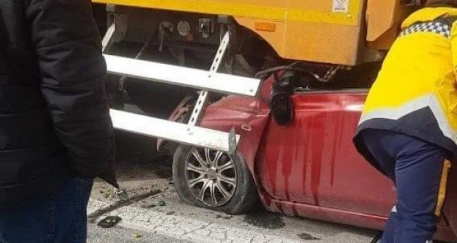 İzmirde dinamit kaza: Emniyet şeridindeki tıra ok kadar saplandı
