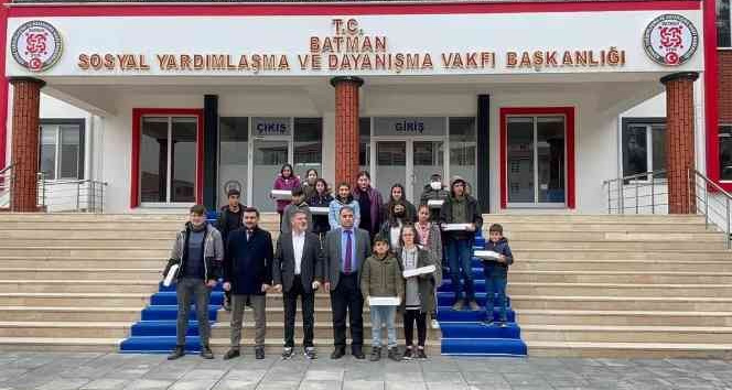 İş insanından 100 başarılı öğrenciye tablet ve giyim yardımı