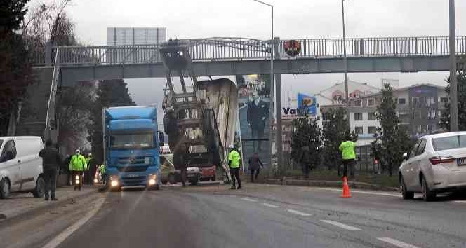 Damperi açılan kamyon önce üst geçit ve banka aracına çarptı