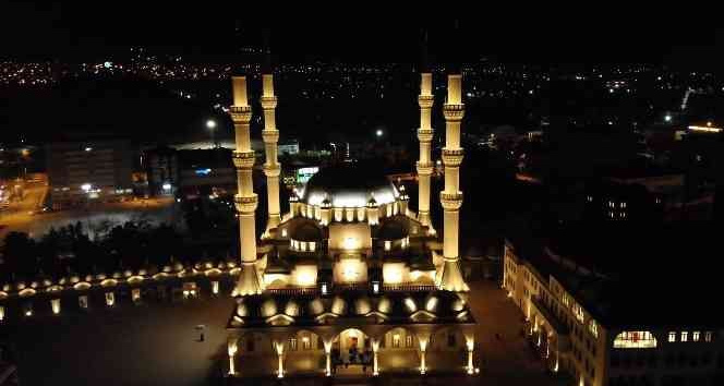 Ramazanın müjdecisi Berat Kandili idrak edildi