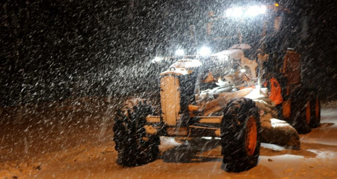 Meteoroloji uyarmıştı, Doğunun yüksek rakımlı geçit noktalarında kar ve tipi etkili oldu