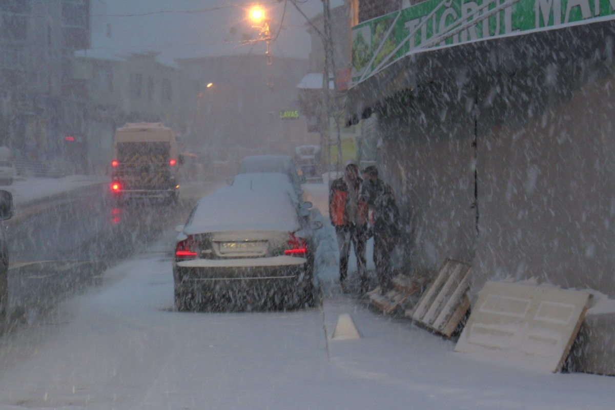 İstanbul Anadolu Yakasında kar yağışı başladı