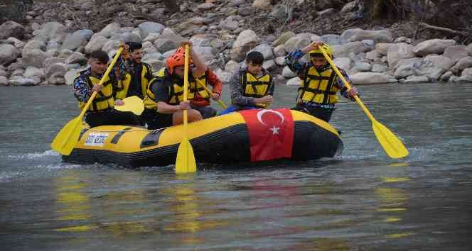 Şırnak’ta şehitler anısına rafting yapıp Türk bayrağı ve pankart açtılar