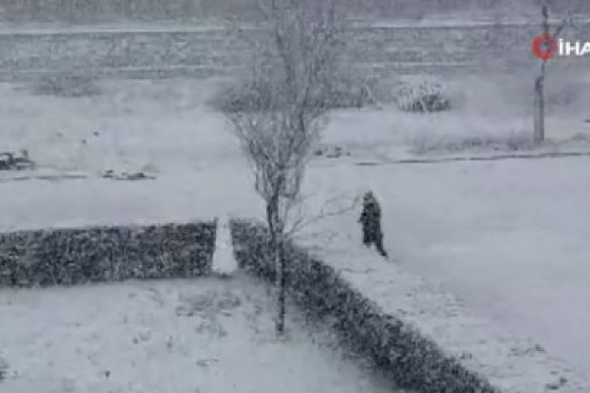 Silivri'de kar yağışı etkili oluyor