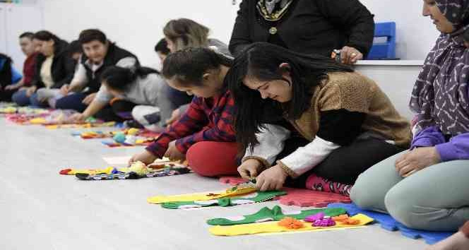 Down sendromlu özel öğrenciler, farkındalık yürüyüşü için çorapları süslediler