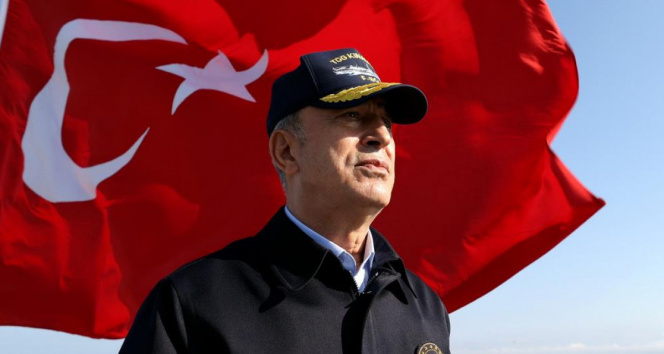 Bakan Akar, Çanakkale Geçilmez yazan kalburüstü madalyalı Türk bayrağını törenle göndere çekti