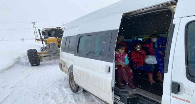 Kara saplanan öğrenci servisi kurtarıldı