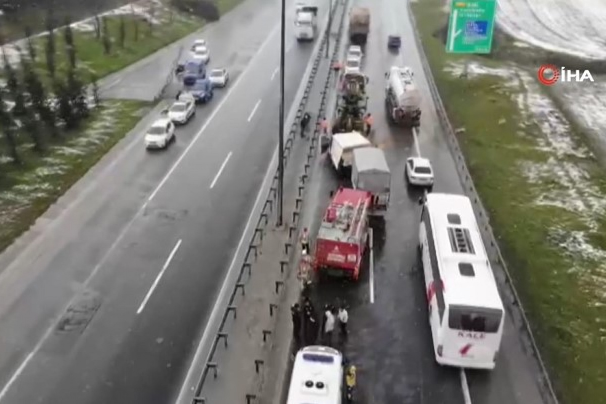 İstanbul'da kar kazaları da beraberinde getirdi: TEM'de trafik yoğunluğu oluştu