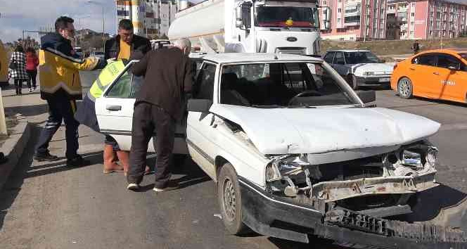 Otomobil kırmızı ışıkta bekleyen araca çarptı: 2’si çocuk 4 yaralı