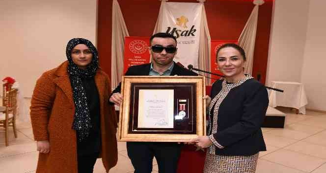 Vali Kocabıyık’tan Gaziye devlet övünç madalyası ve berat takdimi