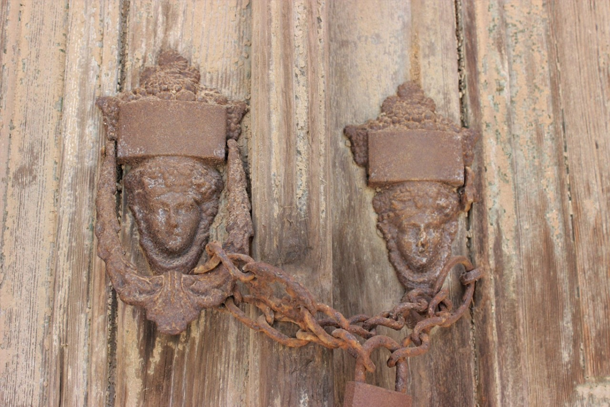 Tarihi kapı tokmakları sadece süs değil, birer emoji