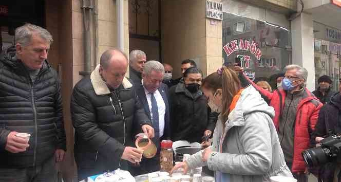 Memleket Partisi Genel Başkanı Muharrem İnce’den hoşaf ve ekmek ikramı