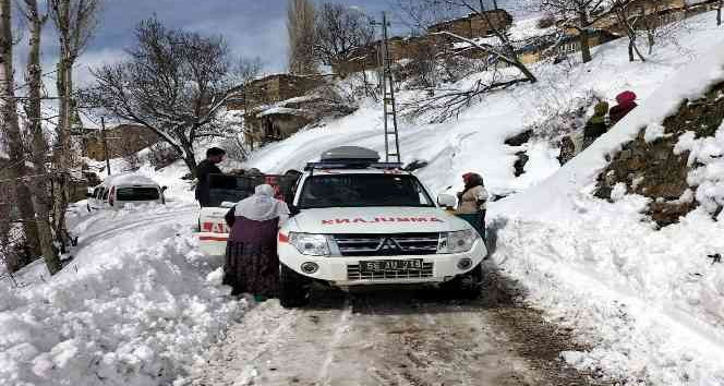 Siirt’te kar ve tipi nedeniyle 80 yaşındaki hasta 4 saat sonra hastaneye ulaştırıldı