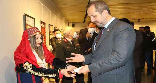 Öğrenciler Milletvekili Çivitçioğlu’nun eline kına yaktı