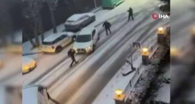 Beşiktaşta kayan araç yayalara çarptı, trajik kaza kameraya yansıdı