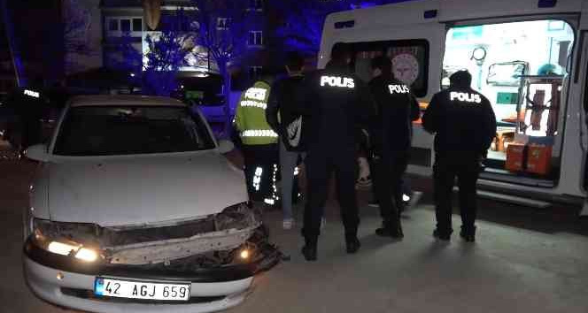 Otomobil aydınlatma direğine çarptı: 2 yaralı