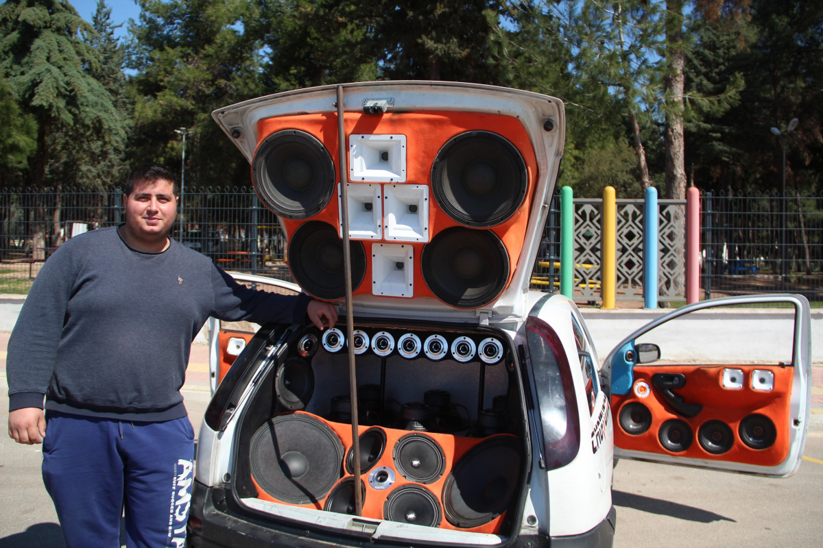 Hayalini gerçekleştirmek için 60 bin TL'lik, aracına 140 bin TL'lik ses sistemi döşetti