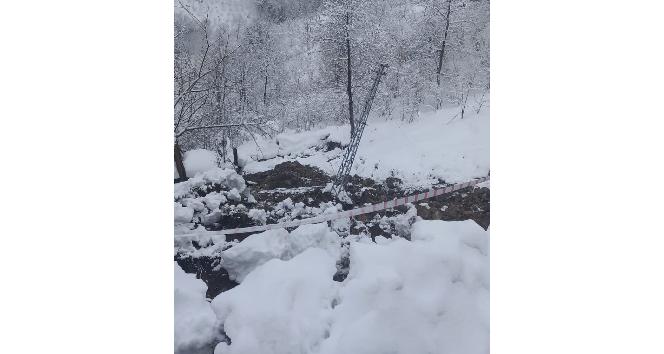 Ordu’da yaşanan heyelanda elektrik direğinin yıkılma anı kamerada