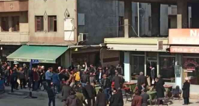 Ortalığı savaş alanına çevirdiler, sandalyeler havada uçuştu