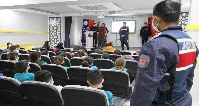 Jandarmadan öğrencilere “Güvenli internet” eğitimi
