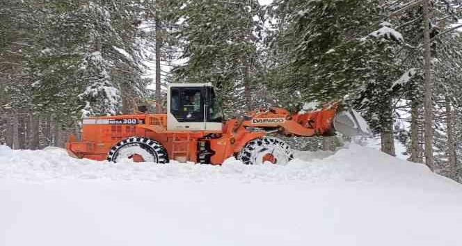 Osmaniye’nin yüksek kesimlerinde karla mücadele sürüyor