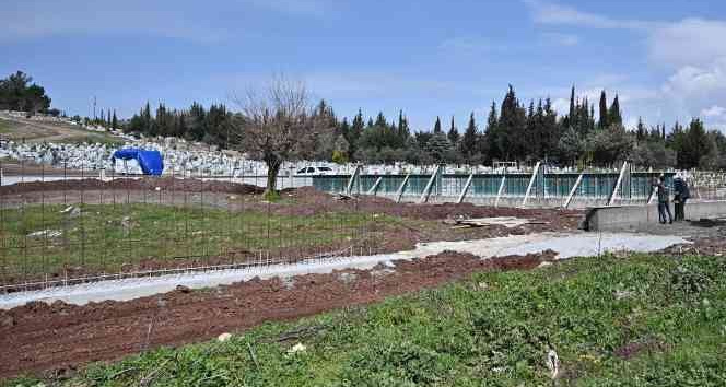 Vali Yılmaz, yapımı devam eden şehitlikte incelemelerde bulundu