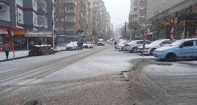 Mardin’de günlerdir devam eden kar vatandaşları sevindirdi