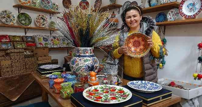 Sanatını tarihi konağa taşıdı, çiniler ilgi görüyor