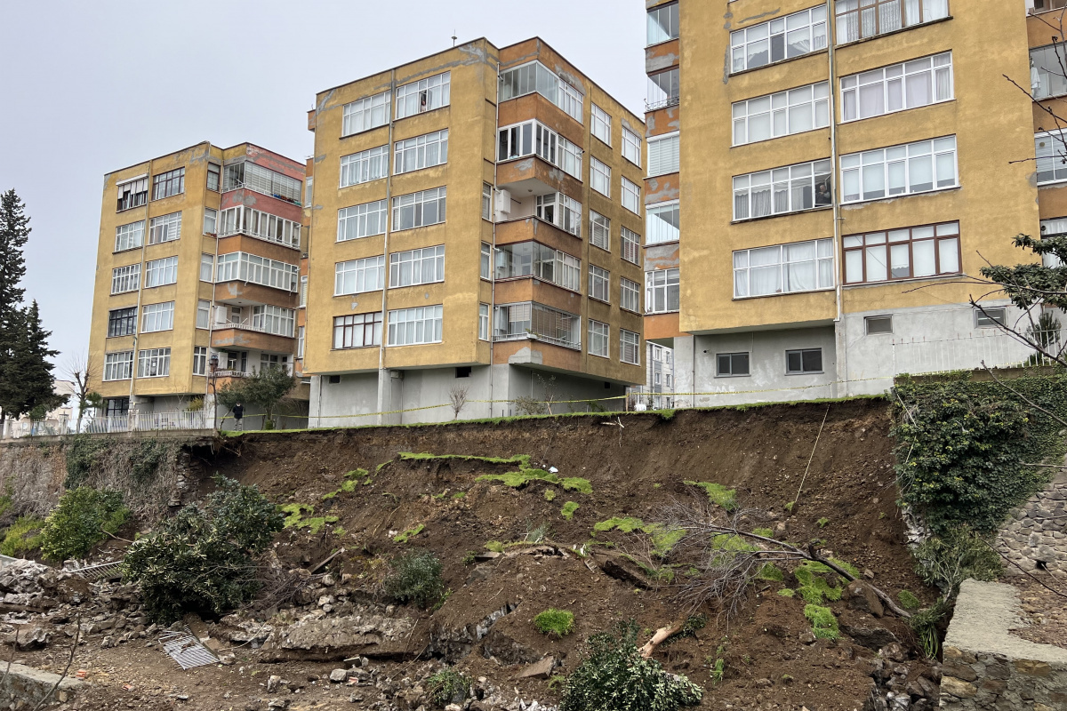 Trabzon'da çöken istinat duvarı paniğe neden oldu