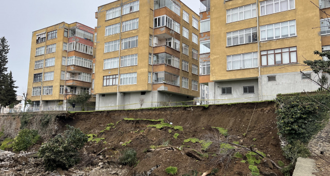 Trabzonda çöken istinat duvarı paniğe neden oldu